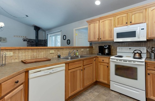 Three Rivers House | Fantastic Single Level Lodge Style Retreat, Pet Friendly, Hot Tub, Close to Park, Trails, and River