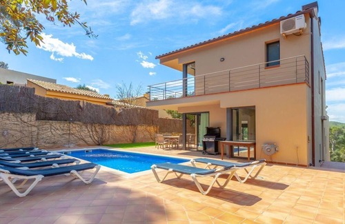 Tamariu House | Fantastic villa with private swimming pool located in the urbanization of Aigua Gelida in