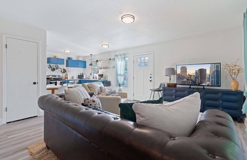 Montopolis House | Farbenfroh, 3BD Home, Large Backyard, 5 minute to Downtown, King Size Master Bed