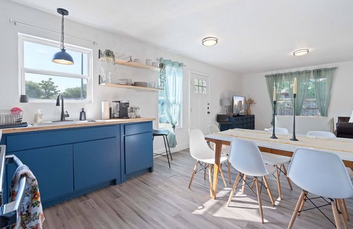 Montopolis House | Farbenfroh, 3BD Home, Large Backyard, 5 minute to Downtown, King Size Master Bed