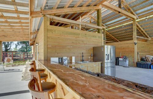 Lakeland Apartment | Farm Stay Modern Barndominium in Lakeland!