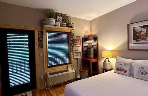 Stanardsville Hotel | Farmer`s Market Rm. 102