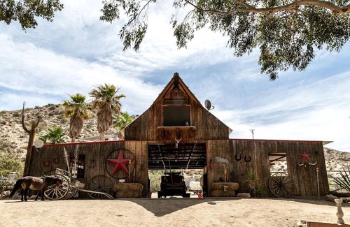 Morongo Valley House | Farmhouse ∙ 1 bedroom ∙ 2 guests