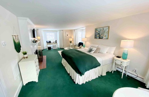 West Dover House | Farmhouse 2 and 3 - Farm Road Estate - 3mi to Mt Snow