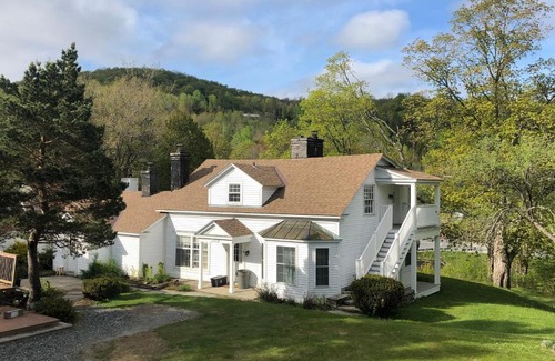 West Dover House | Farmhouse 4 - Farm Road Estate - 3 mi to Mt Snow