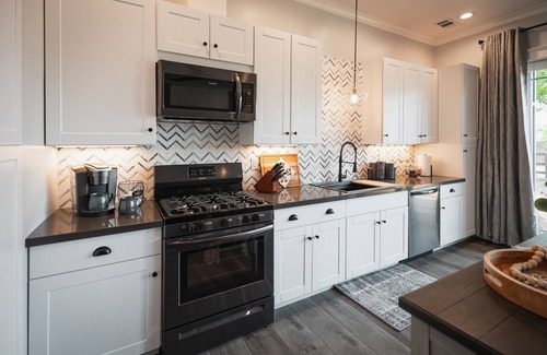 Paso Robles Other | Farmhouse Charm Deck, Firepit, Centrally located & Close to all PR has to offer!