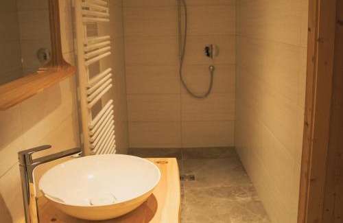 Bramberg am Wildkogel House | Farmhouse in Bramberg with Natural Pond, cleaning included