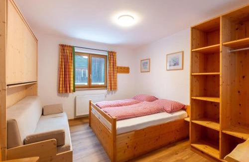 Bramberg am Wildkogel House | Farmhouse in Bramberg with Natural Pond, cleaning included