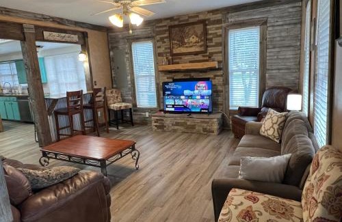 Mound Villa | Farmhouse, Private Pool, Spa and Gym! Waco 30 min