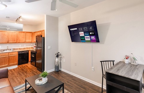 Huntsville Apartment | Fast WiFi, King Bed, Gym - Free Parking