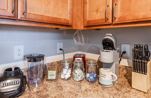 Huntsville Apartment | Fast WiFi, King Bed, Gym - Free Parking