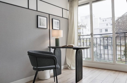 Quartier de l'Ecole-Militaire Apartment | Faubourg - 3 chambres et balcon à Champs de Mars