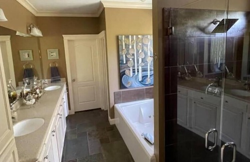 Fayetteville House | Fayetteville Private Luxury Retreat w/Hot Tub