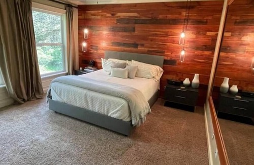 Fayetteville House | Fayetteville Private Luxury Retreat w/Hot Tub