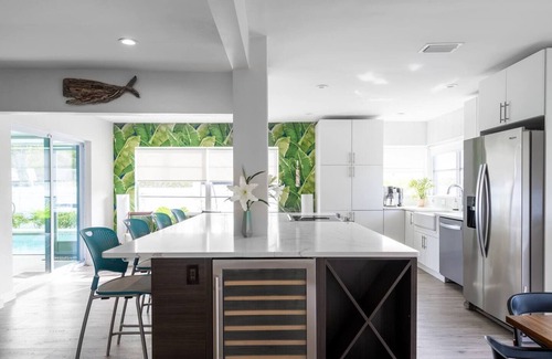 Largo House | ☆Featured on HGTV☆ Heated Pool, SleepNumber Beds, Beach Cruisers