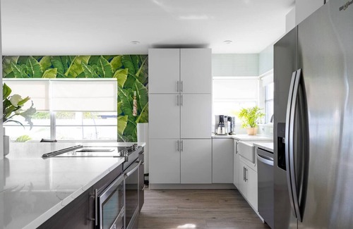 Largo House | ☆Featured on HGTV☆ Heated Pool, SleepNumber Beds, Beach Cruisers