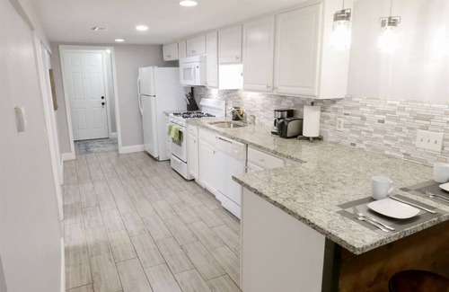 Bloomingdale Apartment | Federalist Style Rowhouse sleeps 4 with parking