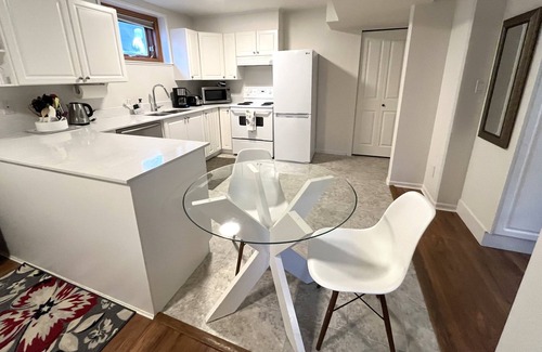Booktown Apartment | Feel at home, a few blocks from downtown Sidney and beach