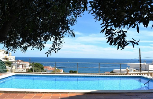 Llanca Apartment | FENER DE DALT 1 Magnificent apartment with community Pool