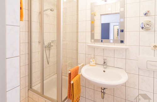 Alt-Betzenhausen Apartment | Ferienwohnung 2, rot mit 23qm, 1-2 Personen-Ferienwohnung Seepark Freiburg 2 Rot Küchenzeile