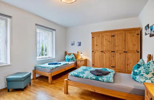 Gottscheina Apartment | Ferienwohnung Creutzer in Leipzig Gottscheina, ideal auch für Monteure, kostenfreies, schnelles Wlan kostenfreies Parken, geräumiges Appartment mit 4 Einzelbetten, Komplettausstattung Küche, Bad mit Badewanne und Dusche Waschmaschine, Wäschetrockner
