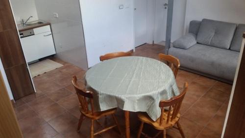 Ajdovscina Apartment | Ferienwohnung Für 4 Personen Ca 60 M Sup2 In Gozd, Krain Innerkrain