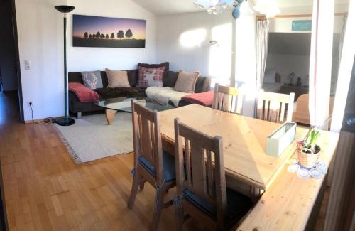 Muhldorfl Apartment | Ferienwohnung Farchanter Alm mit Schlafzimmer, Wohnzimmer und Schlafnische