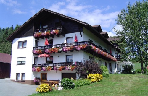 Viechtach Apartment | Ferienwohnung Hirschenstein (47m2) mit Balkon & herrlicher Aussicht