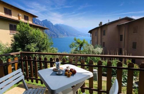 Zorzino Apartment | Ferienwohnung In Riva Di Solto Mit Großem Garten