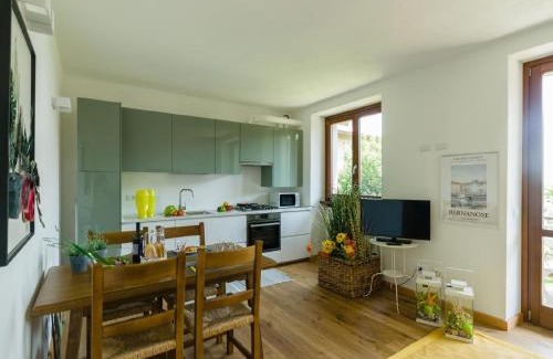 Zorzino Apartment | Ferienwohnung In Riva Di Solto Mit Großem Garten