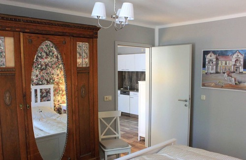 Bodstedt Apartment | Ferienwohnung Irisgarten - Backstein Scheune Starkow bei Barth
