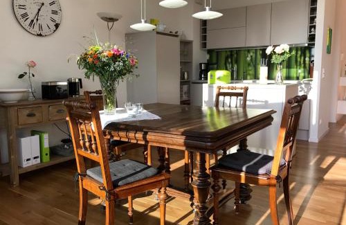 Insel Apartment | Ferienwohnung Urlaubsglück- lichtdurchflutete Wohnung mit Balkon und Seesicht