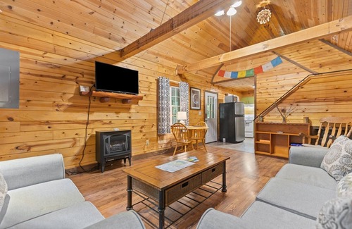 Saint Helens Cabin | Fern Gulley Cabin with Hot Tub, Pet Friendly, near DBBB/Hollerwood