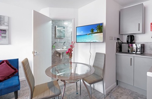 Sudbury Apartment | Fernbank Studios Sudbury Hill Harrow with En-Suite - 11