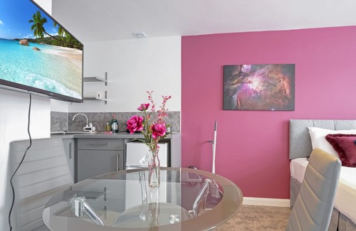 Sudbury Apartment | Fernbank Studios Sudbury Hill Harrow with En-Suite - 11