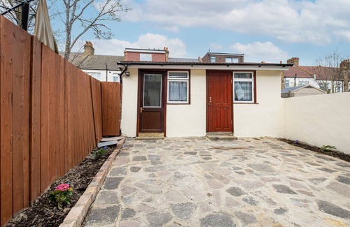 Sudbury Apartment | Fernbank Studios Sudbury Hill Harrow with En-Suite - 13