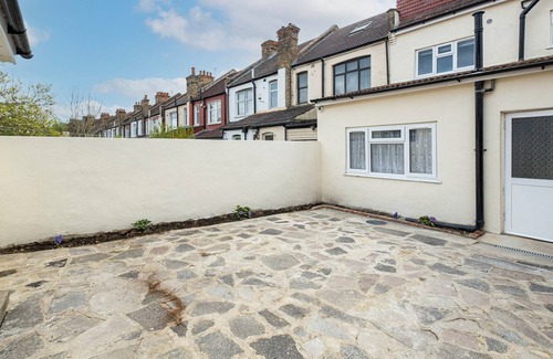 Sudbury Apartment | Fernbank Studios Sudbury Hill Harrow with En-Suite - 13