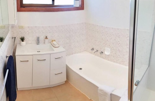 Norlane Apartment | FERNLY BFast, WiFi Nflx AC Walk2Pizza Liquor Deli,