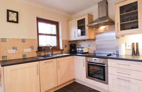 Roybridge Cottage | FERSIT LOG COTTAGE, pet friendly, with hot tub in Spean Bridge