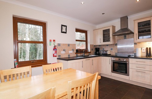 Roybridge Cottage | FERSIT LOG COTTAGE, pet friendly, with hot tub in Spean Bridge