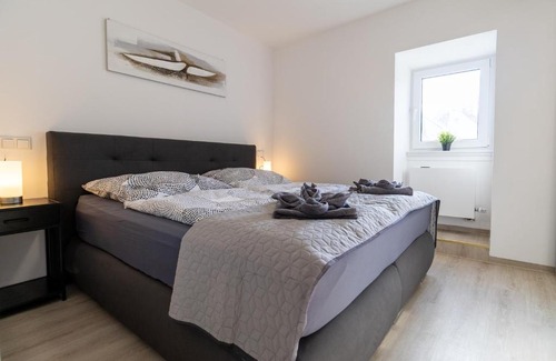 Brauneberg Apartment | Fewomo, Mosel Maisonette, mit Terrasse & Winzerflairallee, für 6 Perfekt, für 8 geeignet