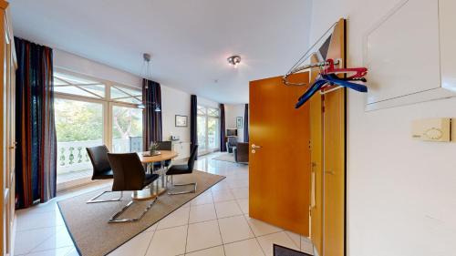 Binz Apartment | FeWos direkt am Strand, mit Südbalkon oder mit Balkon mit Meerblick, Villa Strandburg, Binz