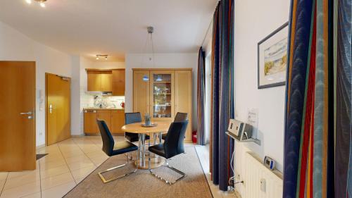 Binz Apartment | FeWos direkt am Strand, mit Südbalkon oder mit Balkon mit Meerblick, Villa Strandburg, Binz
