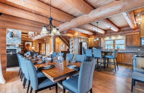 Fiddler Lake Resort House | Fiddler Lake Resort Chalet + Private Jacuzzi