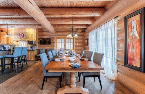 Fiddler Lake Resort House | Fiddler Lake Resort Chalet + Private Jacuzzi