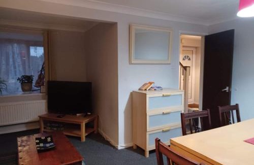 Luton House | Fieldfare Green-Huku Kwetu Luton & Dunstable Spacious 4 Bedroom Detached House