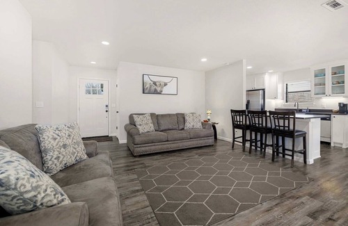 Fayetteville House | Fiesta Stay-Tons of Restaurants&Shops-Central Fay