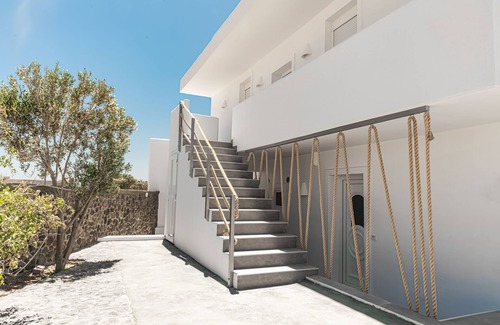 Emporio Apartment | Fig Tree House 1.5km from Black Beach