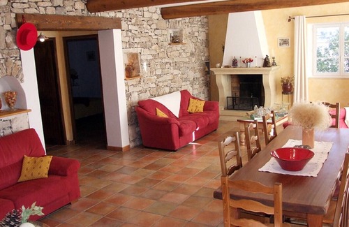 Pierrerue Villa | Finca "Maison Coquelicot - Mas de bel Air" with Shared Pool & Wi-Fi