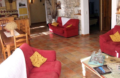 Pierrerue Villa | Finca "Maison Coquelicot - Mas de bel Air" with Shared Pool & Wi-Fi